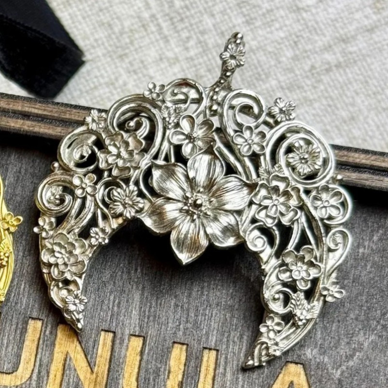 Buy the Lunica Pendant "Silver Flower of Luna" in our store!